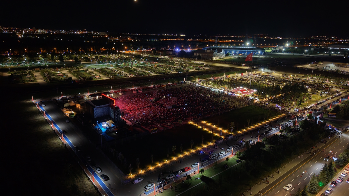 Erzurum Kültür Yolu Festivali'nde şarkıcı Buray sahne aldı