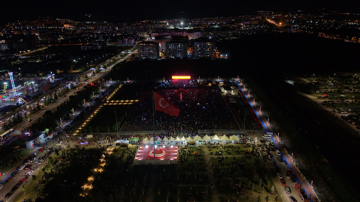 Erzurum Kültür Yolu Festivali'nde şarkıcı Buray sahne aldı