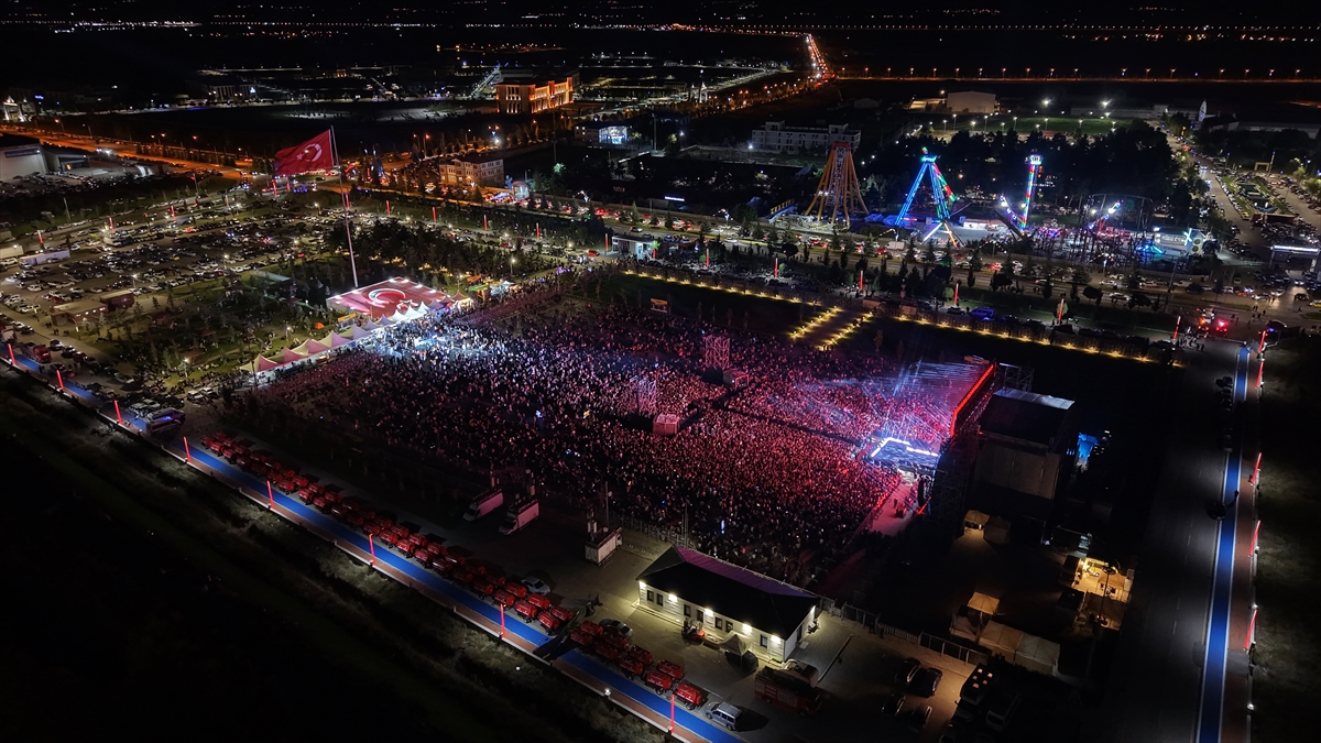 Erzurum Kültür Yolu Festivali'nde şarkıcı Buray sahne aldı