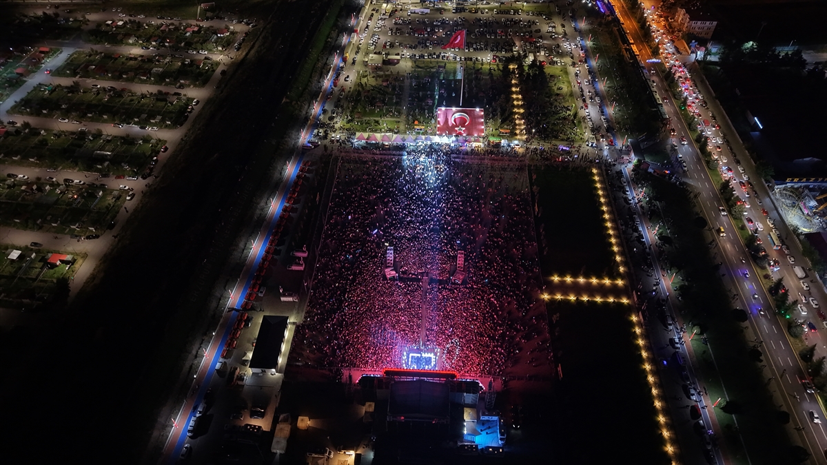 Erzurum Kültür Yolu Festivali'nde şarkıcı Buray sahne aldı