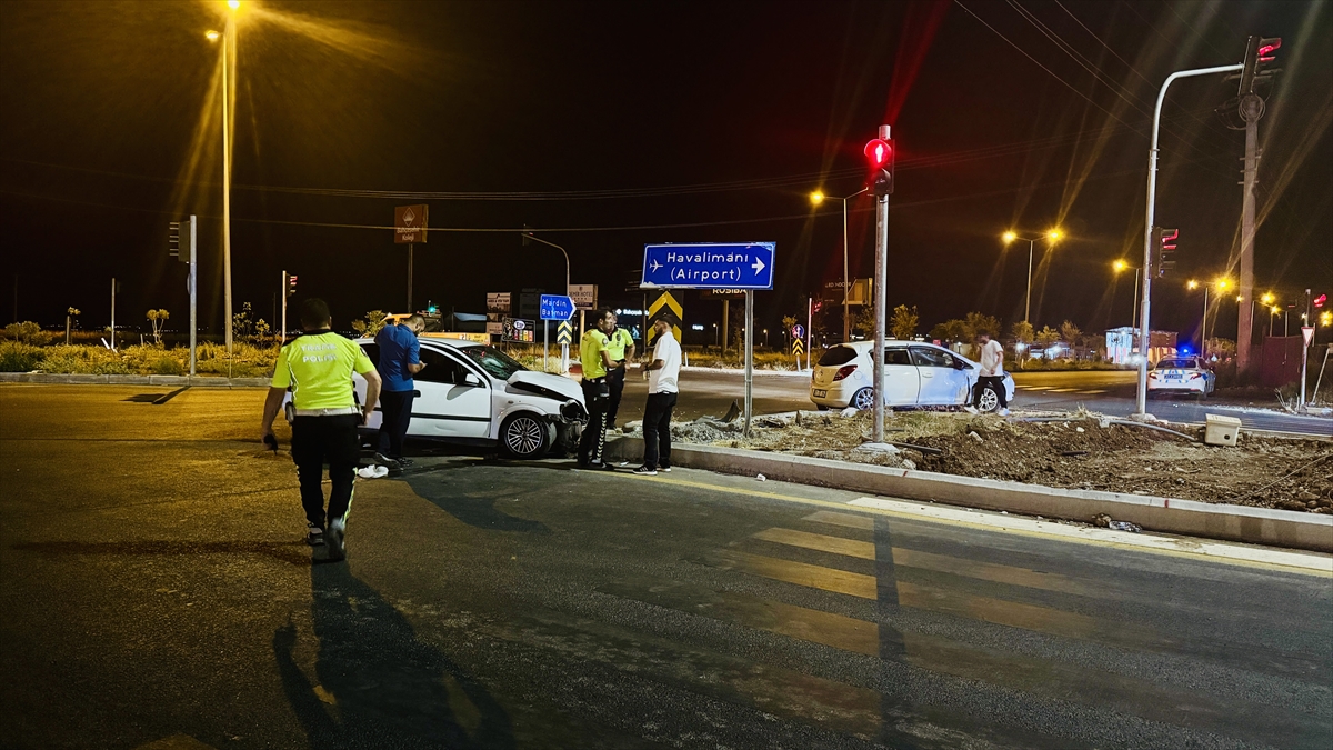 Diyarbakır'da iki otomobilin çarpıştığı kazada 7 kişi yaralandı