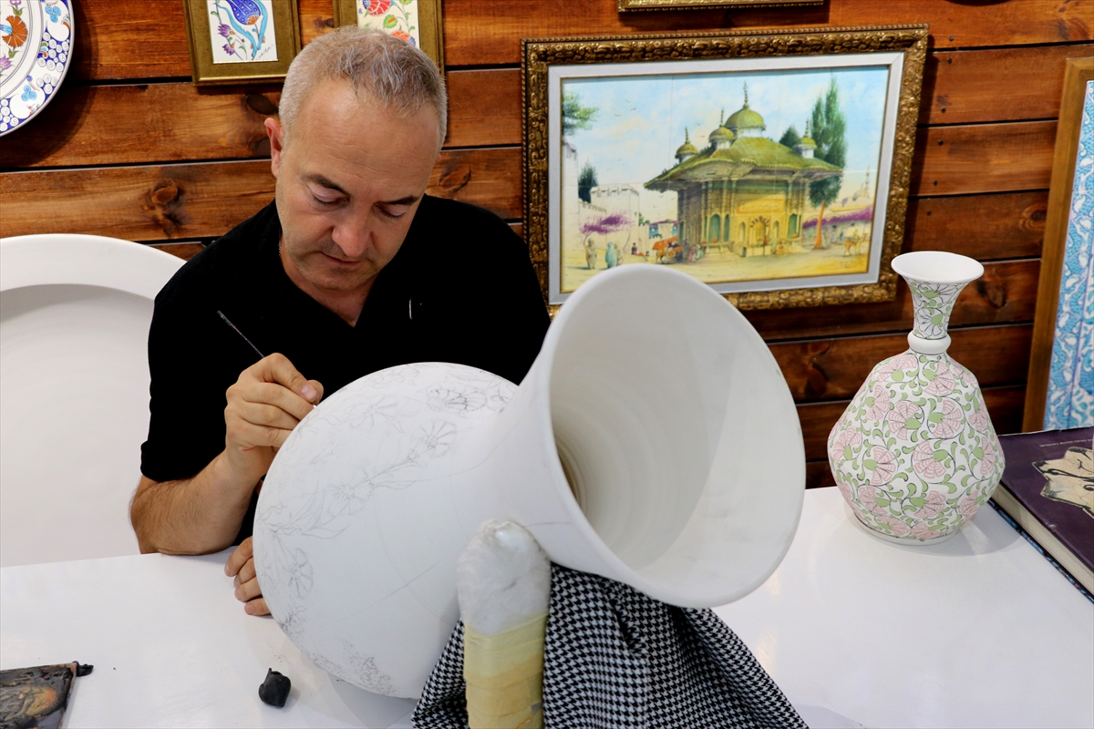 Çini ustası 30 yıllık birikimini geleneksel motiflere yansıtıyor