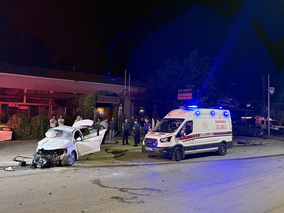 Bursa Nilüfer'de iki otomobil çarpıştı: 2 ölü, 2 yaralı