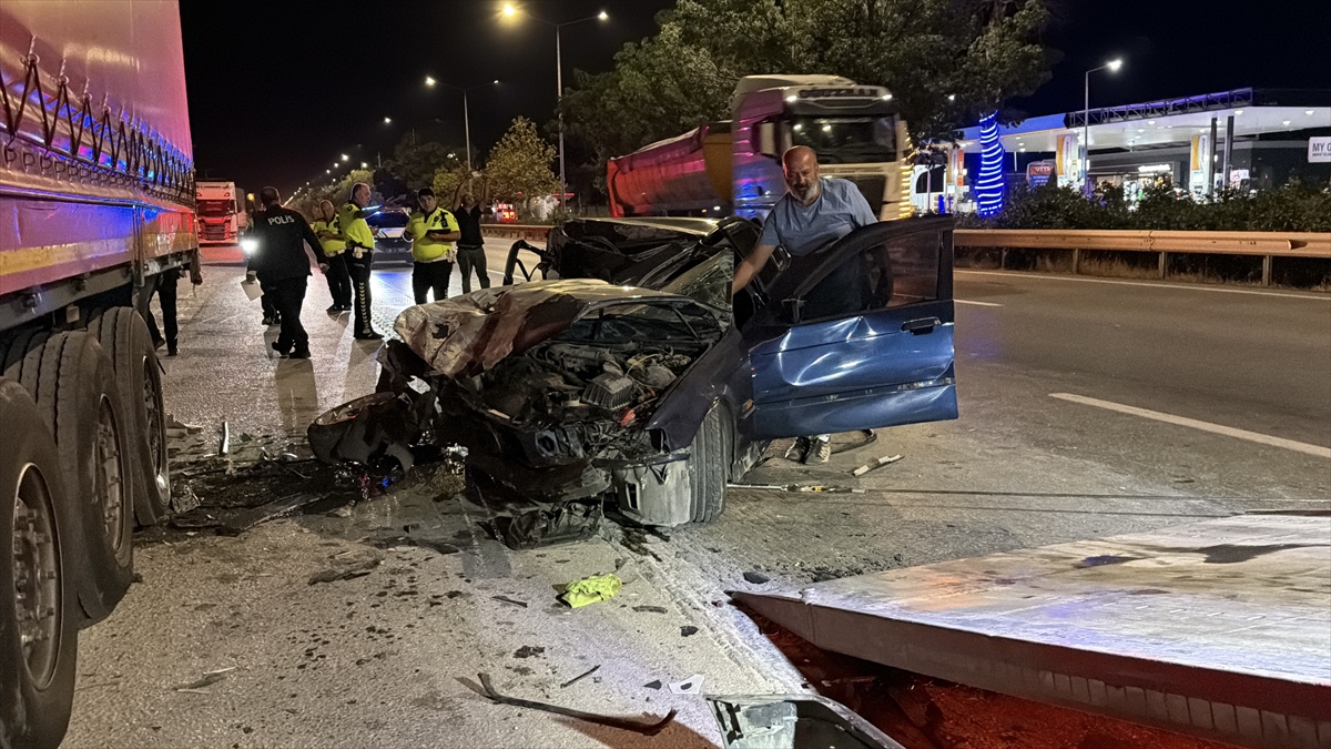 Eskişehir'de kaza: Park halindeki tıra çarpan sürücü yaralandı