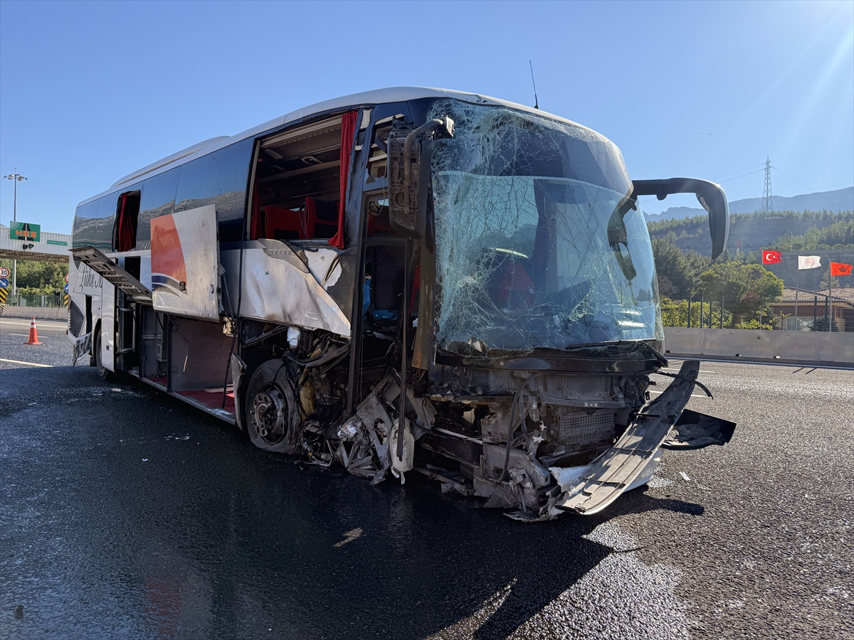 Adana Pozantı Otoyolu'nda otobüs kazası: 5 yaralı