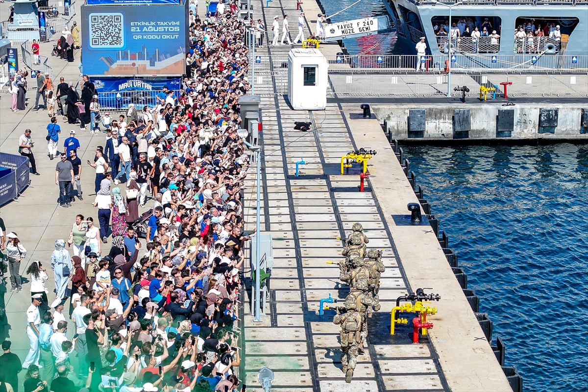 SAT ve SAS komandolarının TEKNOFEST Mavi Vatan'daki gösterileri ilgiyle izlendi