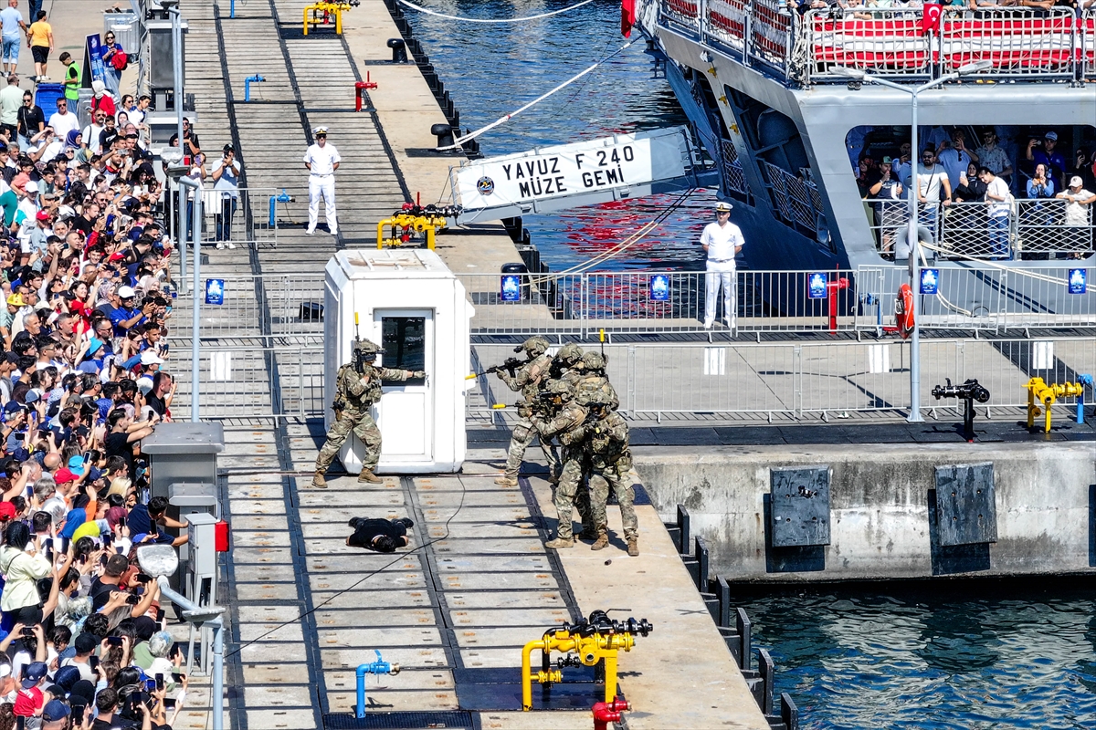 SAT ve SAS komandolarının TEKNOFEST Mavi Vatan'daki gösterileri ilgiyle izlendi