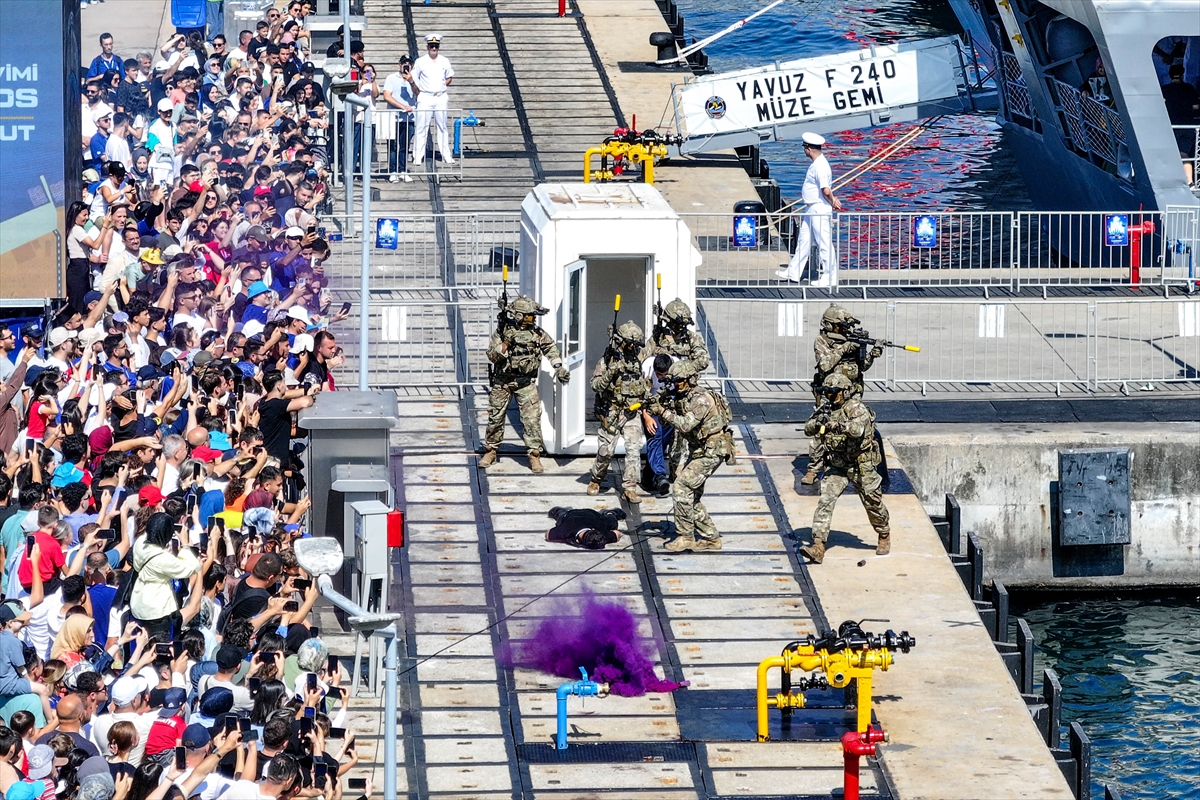 SAT ve SAS komandolarının TEKNOFEST Mavi Vatan'daki gösterileri ilgiyle izlendi