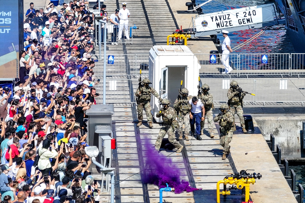 SAT ve SAS komandolarının TEKNOFEST Mavi Vatan'daki gösterileri ilgiyle izlendi