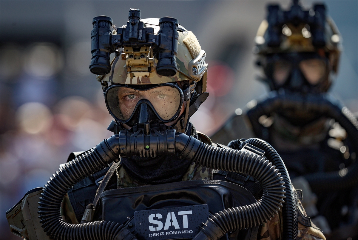 SAT ve SAS komandolarının TEKNOFEST Mavi Vatan'daki gösterileri ilgiyle izlendi