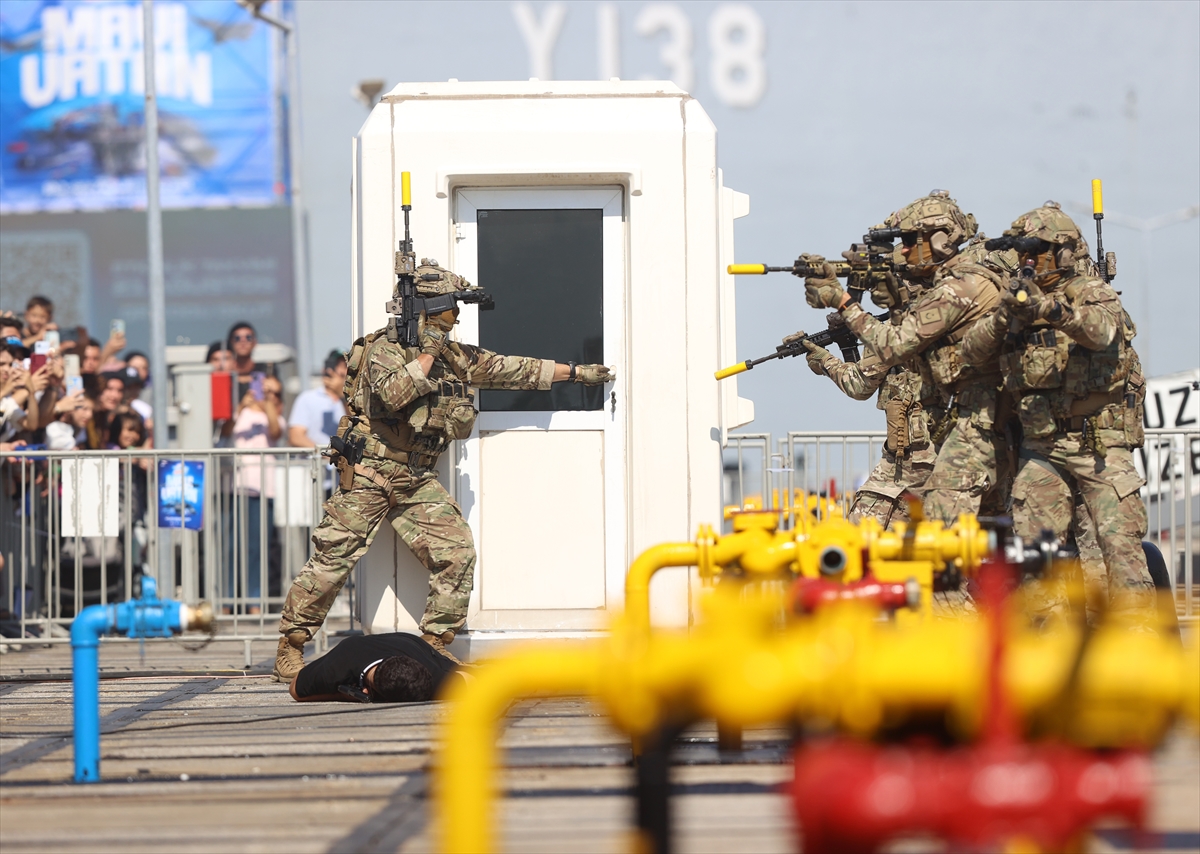 SAT ve SAS komandolarının TEKNOFEST Mavi Vatan'daki gösterileri ilgiyle izlendi
