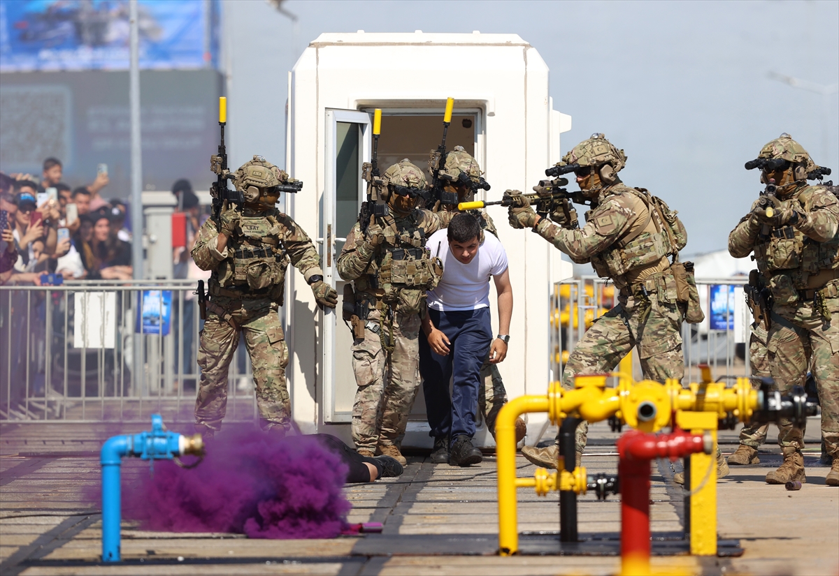SAT ve SAS komandolarının TEKNOFEST Mavi Vatan'daki gösterileri ilgiyle izlendi