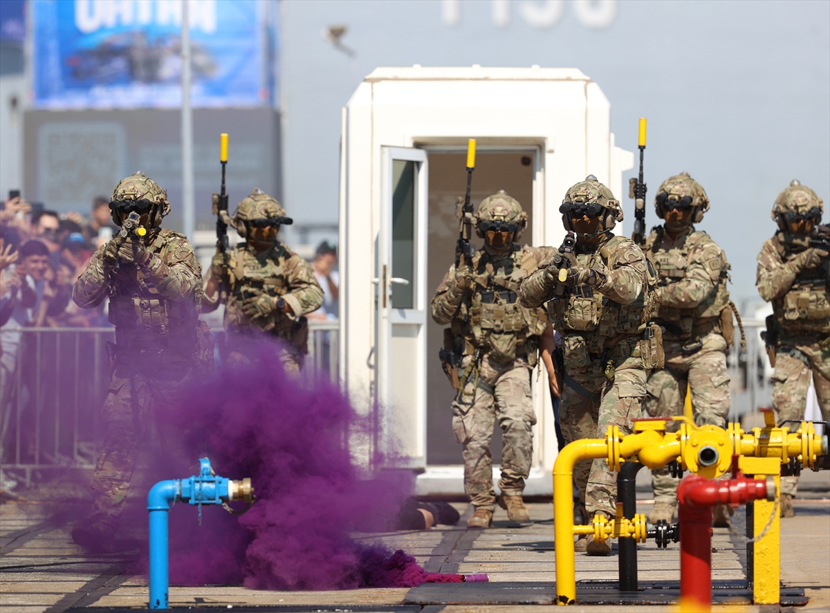 SAT ve SAS komandolarının TEKNOFEST Mavi Vatan'daki gösterileri ilgiyle izlendi