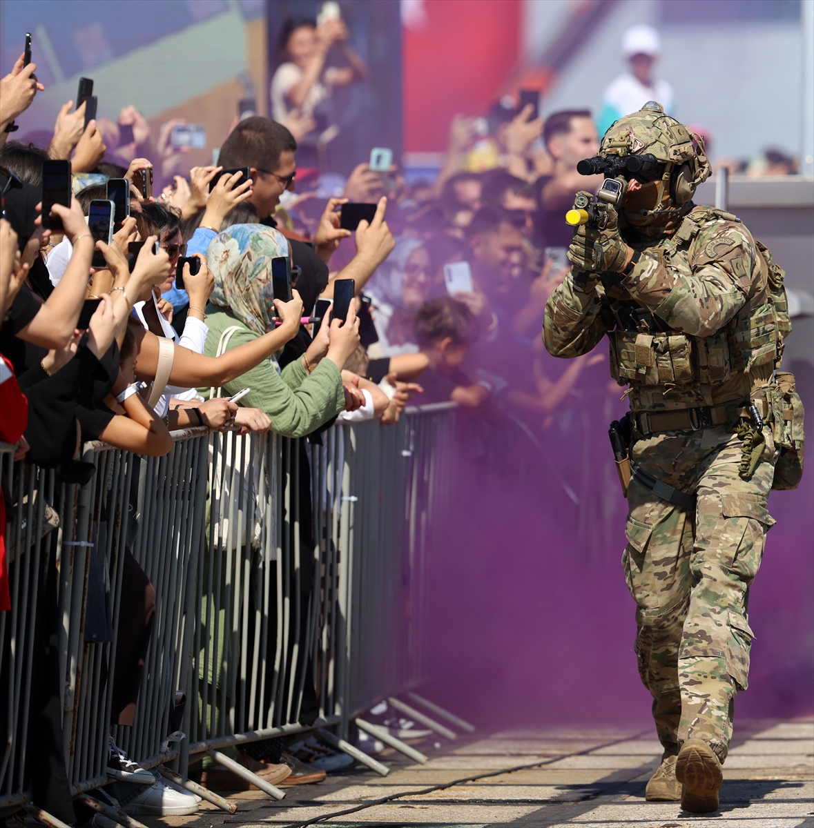 SAT ve SAS komandolarının TEKNOFEST Mavi Vatan'daki gösterileri ilgiyle izlendi