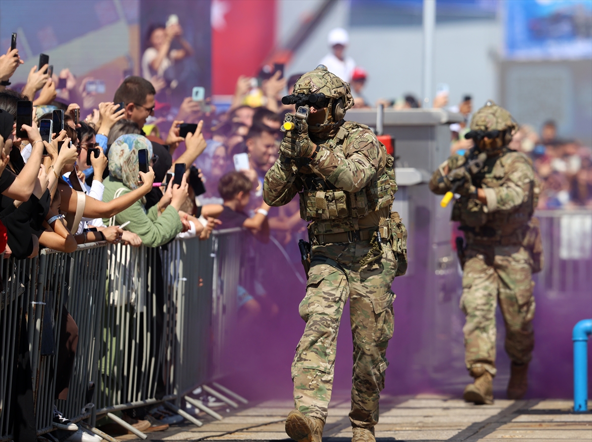 SAT ve SAS komandolarının TEKNOFEST Mavi Vatan'daki gösterileri ilgiyle izlendi