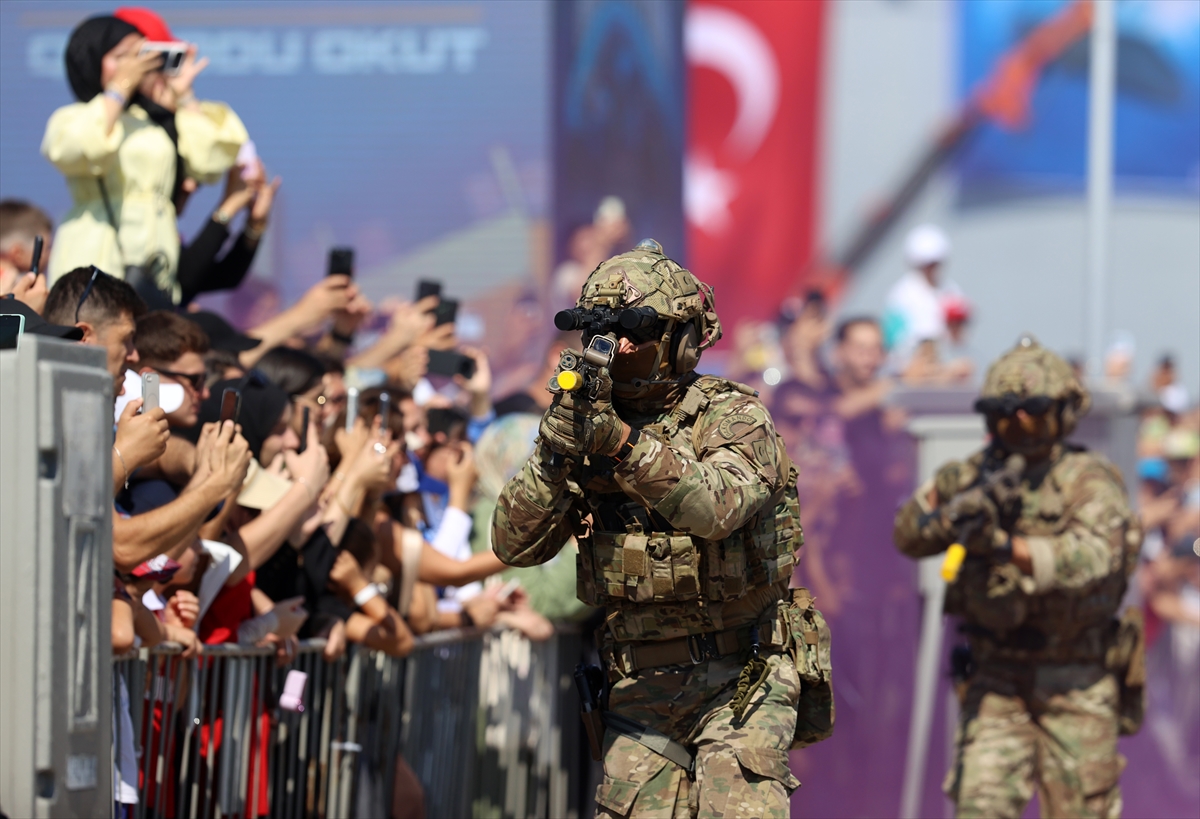 SAT ve SAS komandolarının TEKNOFEST Mavi Vatan'daki gösterileri ilgiyle izlendi