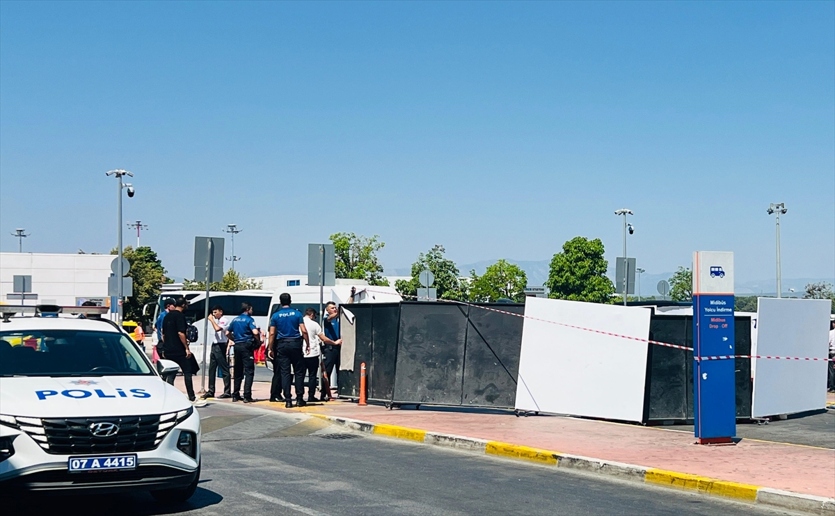 Antalya Havalimanı'nda silahlı saldırı: Kadın hayatını kaybetti