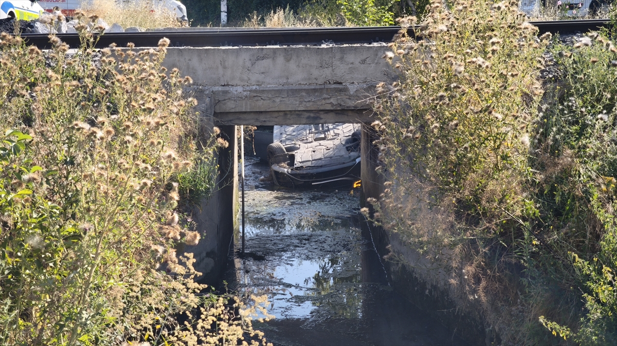Kütahya'da sulama kanalına düşen otomobilin sürücüsü yaralandı
