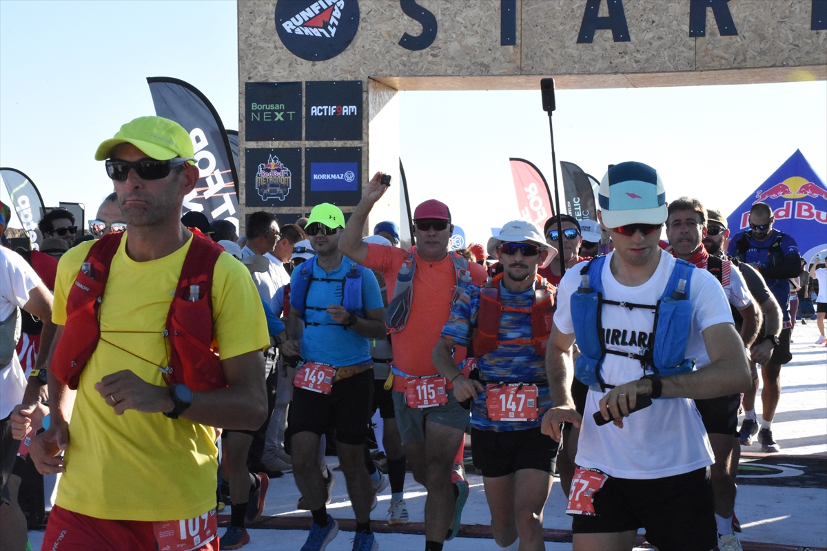 Runfire Ultra Trail Maratonu Tuz Gölü'nde 750 sporcuyla başladı