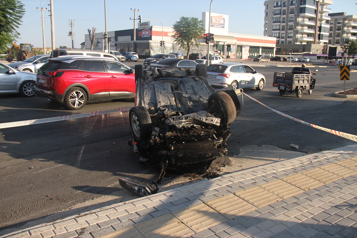 Antalya'da takla atan otomobildeki 2 kişi yaralandı