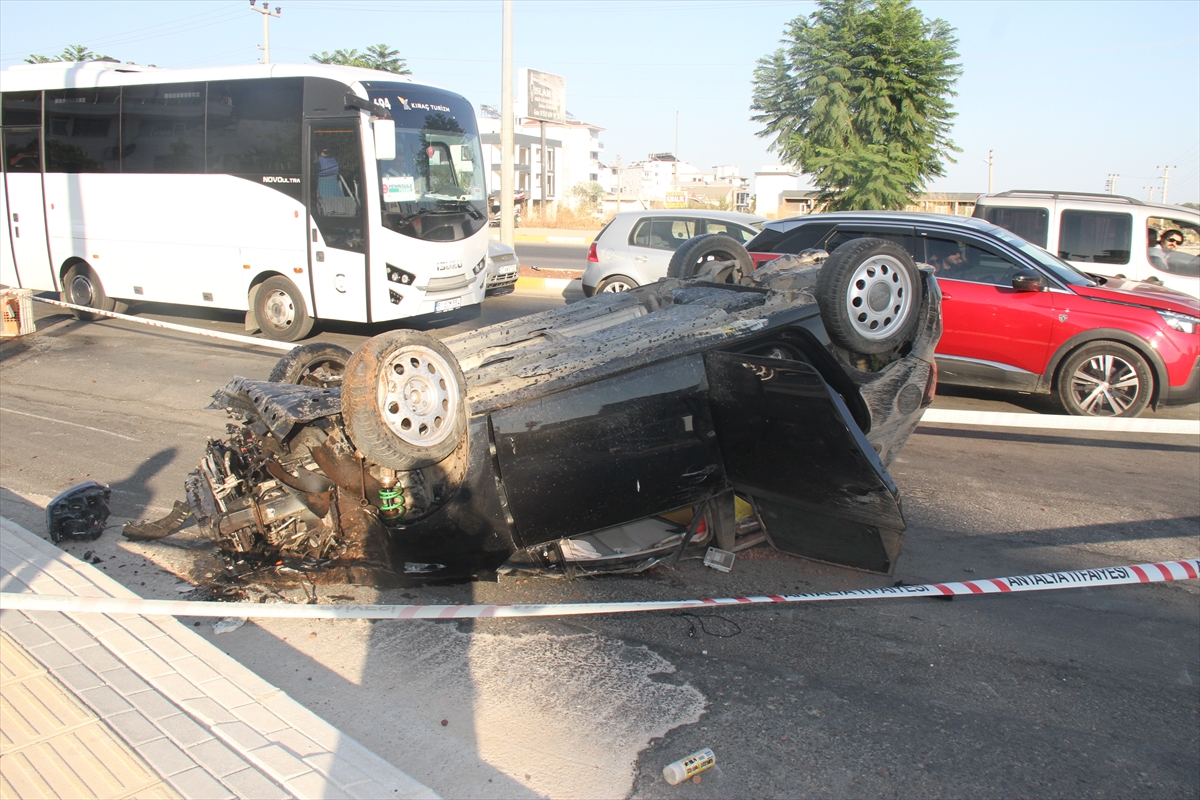 Antalya'da takla atan otomobildeki 2 kişi yaralandı