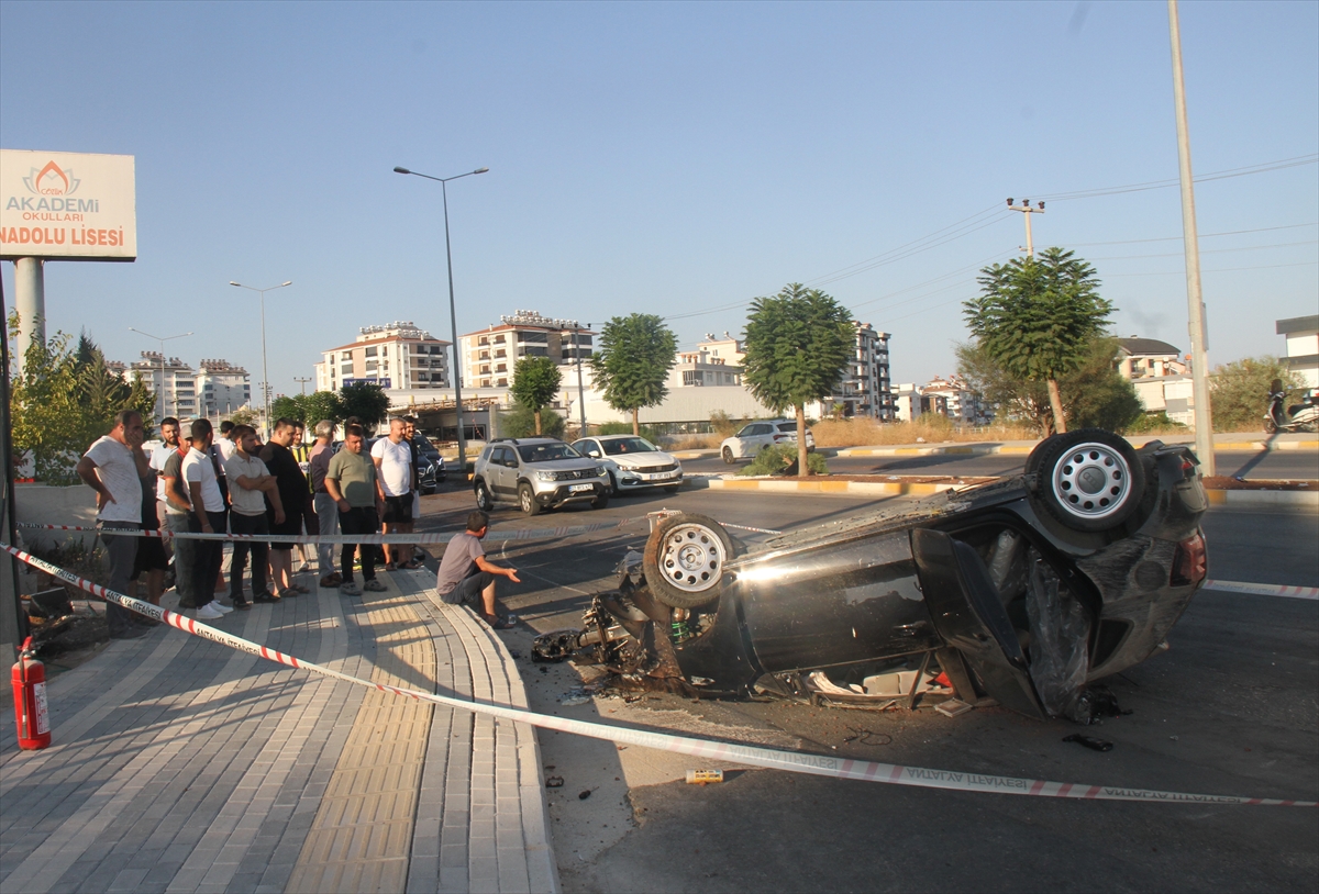 Antalya'da takla atan otomobildeki 2 kişi yaralandı