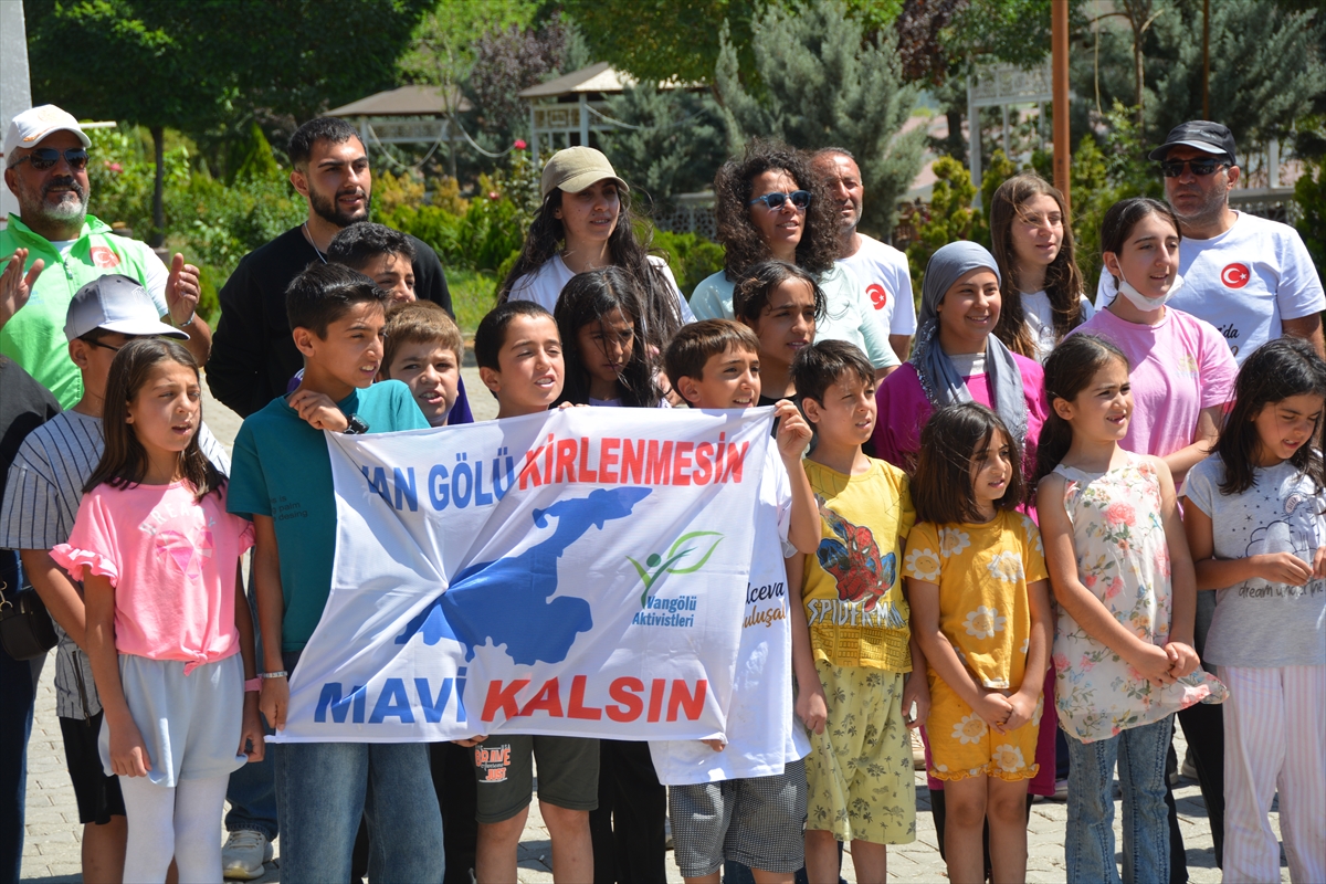 Van Gölü Kıyısında Anlamlı Temizlik: Çocuklar Çöp Topladı