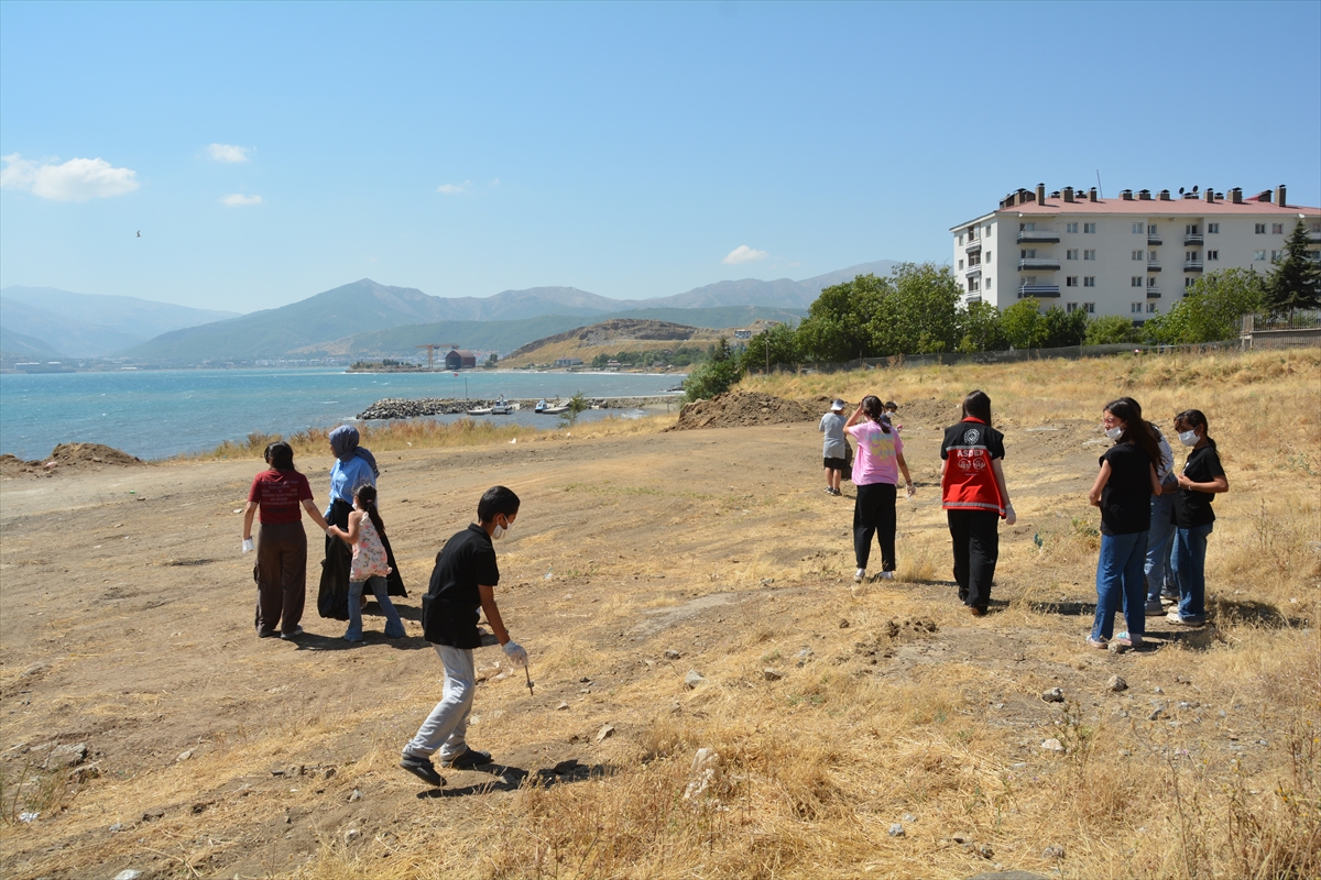 Van Gölü Kıyısında Anlamlı Temizlik: Çocuklar Çöp Topladı
