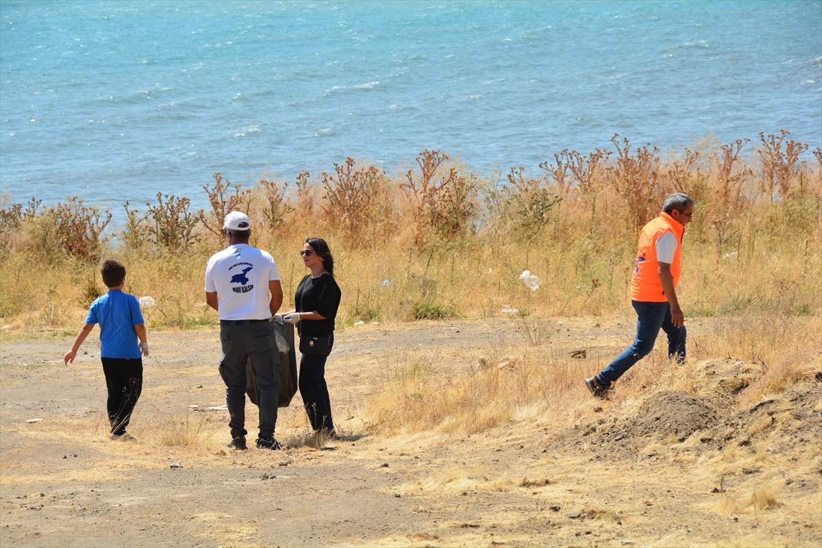 Van Gölü Kıyısında Anlamlı Temizlik: Çocuklar Çöp Topladı