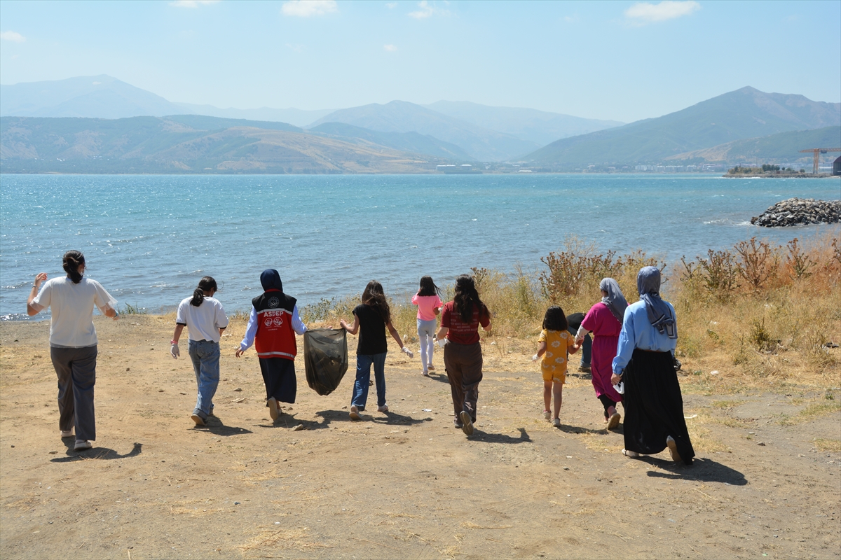 Van Gölü Kıyısında Anlamlı Temizlik: Çocuklar Çöp Topladı