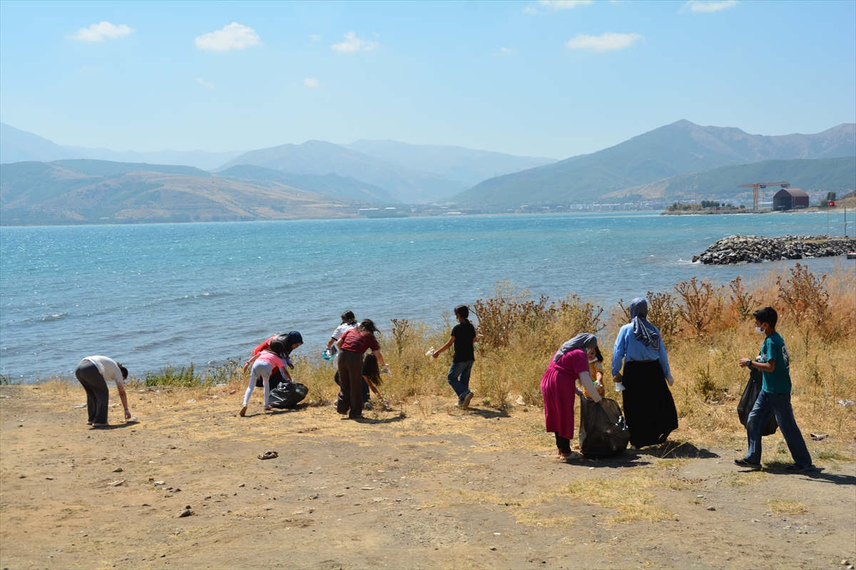Van Gölü Kıyısında Anlamlı Temizlik: Çocuklar Çöp Topladı