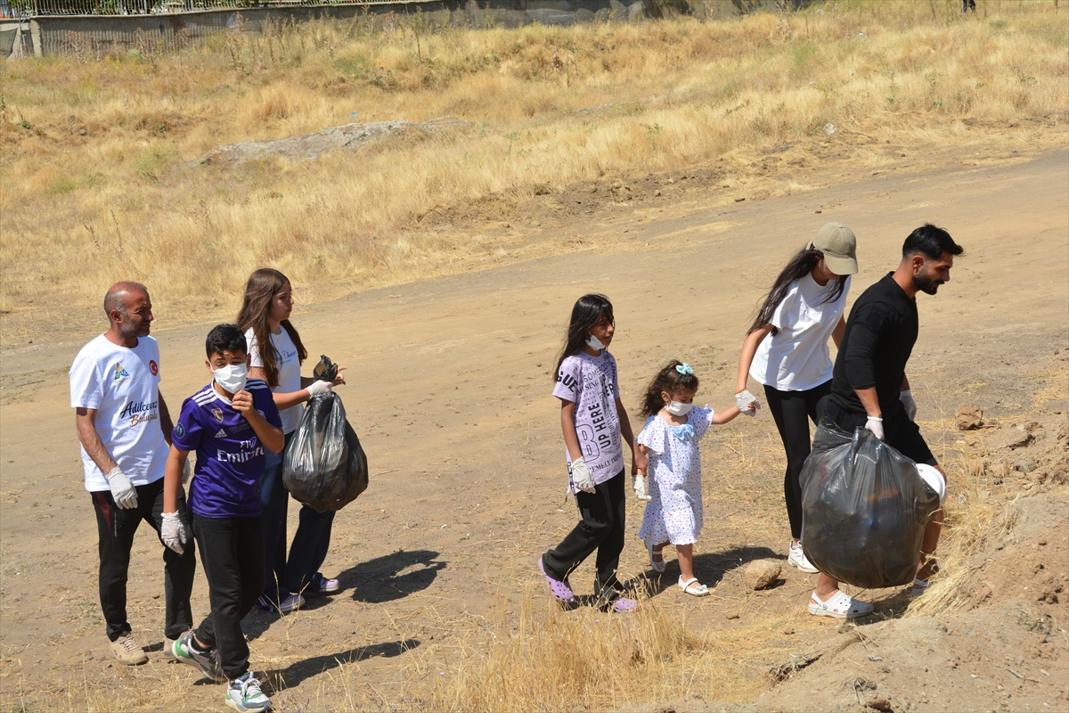 Van Gölü Kıyısında Anlamlı Temizlik: Çocuklar Çöp Topladı