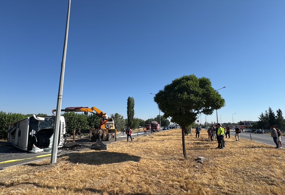 Afyonkarahisar'da yolcu otobüsü devrildi: 22 yaralı