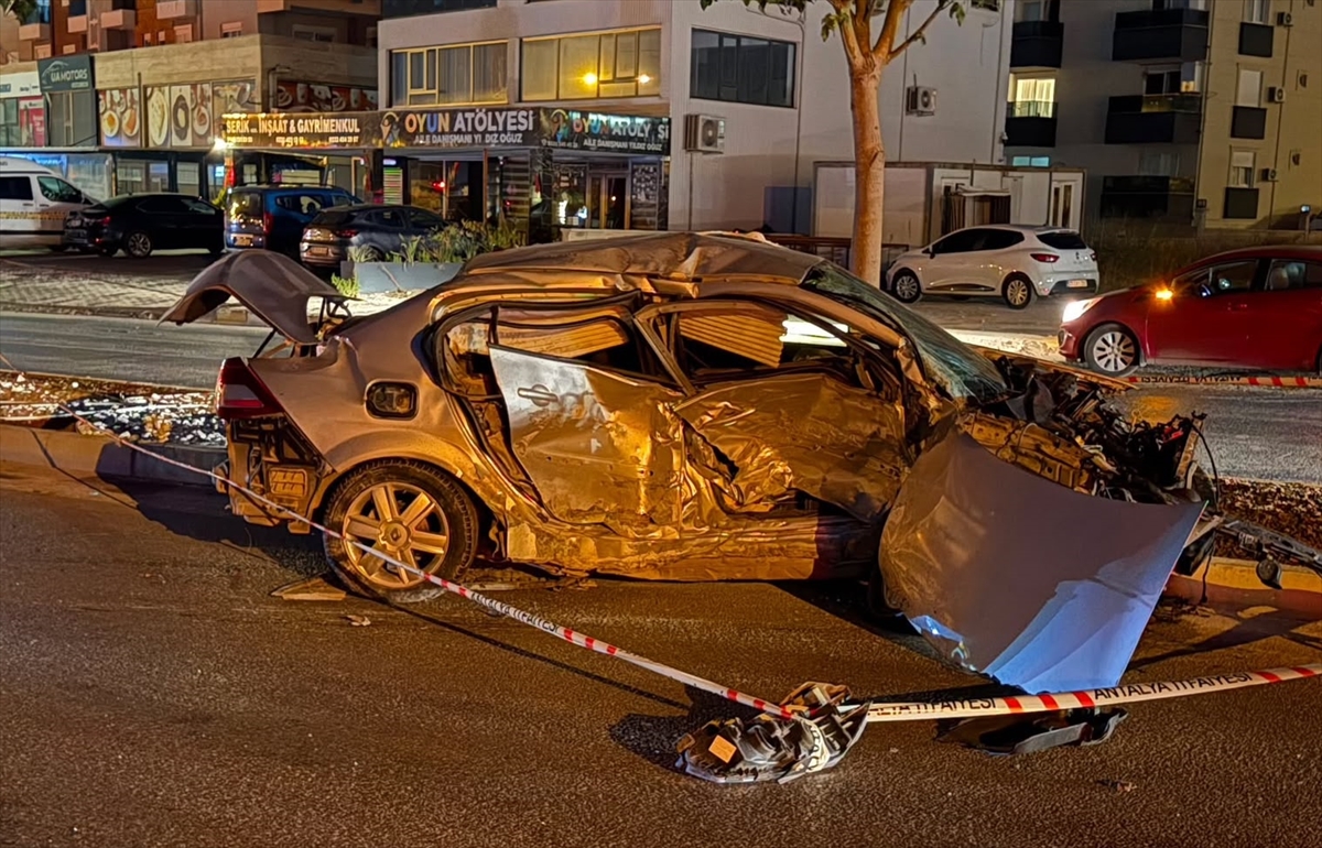Antalya Serik'te feci trafik kazası: İki ölü, üç yaralı