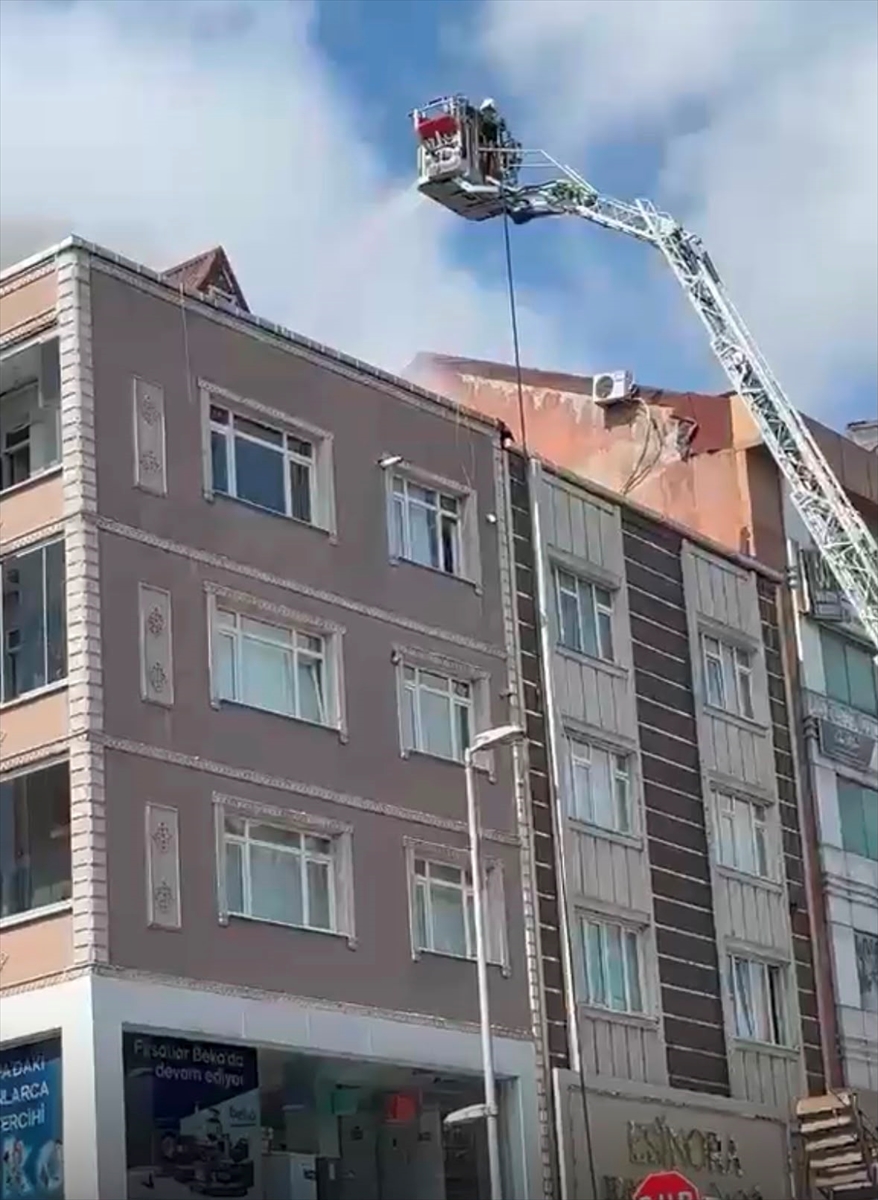 İstanbul Bayrampaşa'da 4 katlı binanın çatı katı yangını söndürüldü