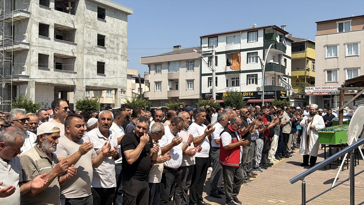 Kocaeli'deki sahilde ölü bulunan 3 kardeş defnedildi