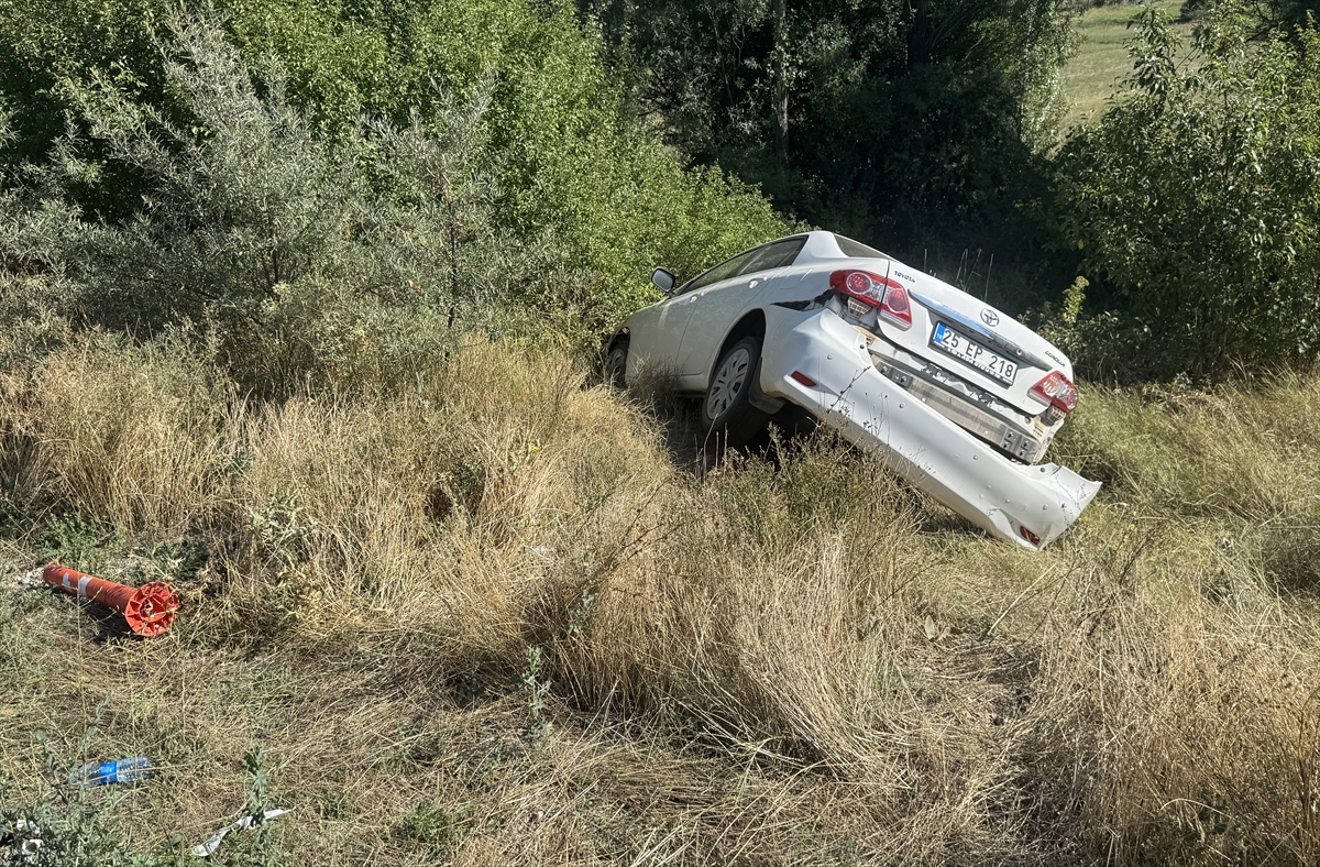 Erzurum Oltu'da kaza: Otomobil şarampole devrildi, 5 yaralı