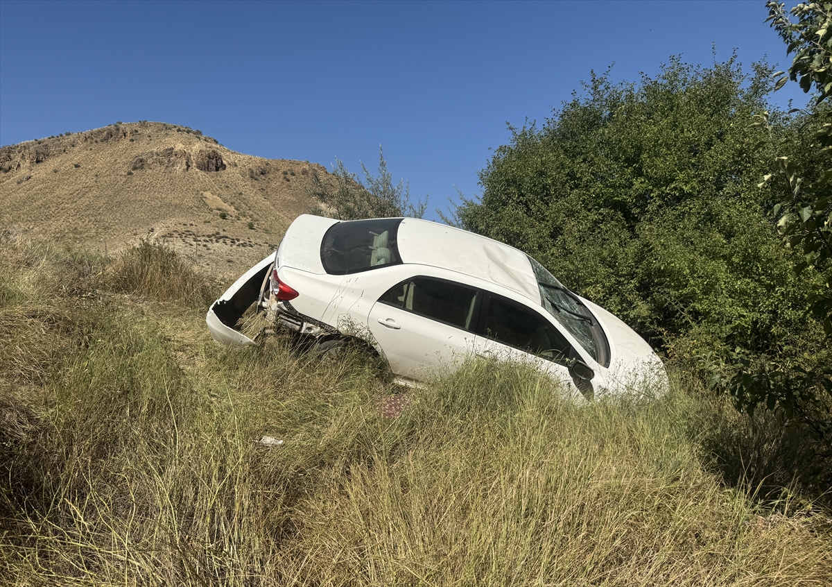 Erzurum Oltu'da kaza: Otomobil şarampole devrildi, 5 yaralı