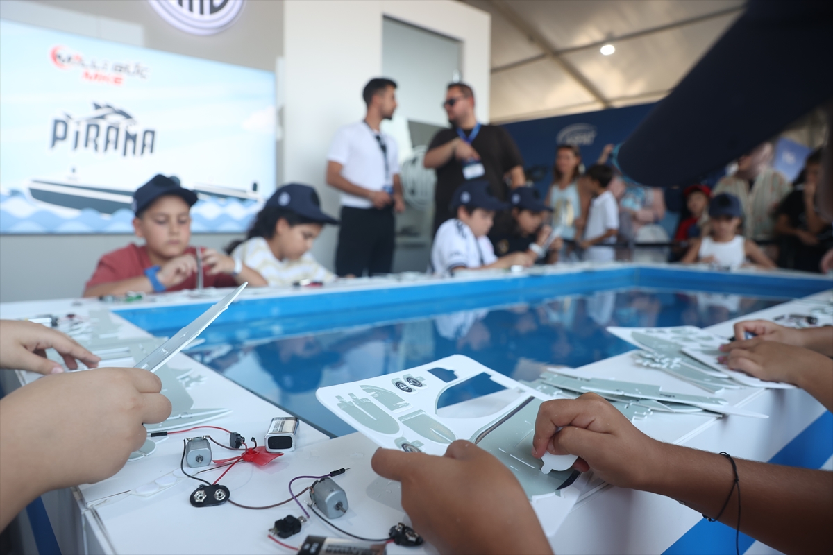 TEKNOFEST Mavi Vatan'da çocuklar PİRANA maketlerini yüzdürdü
