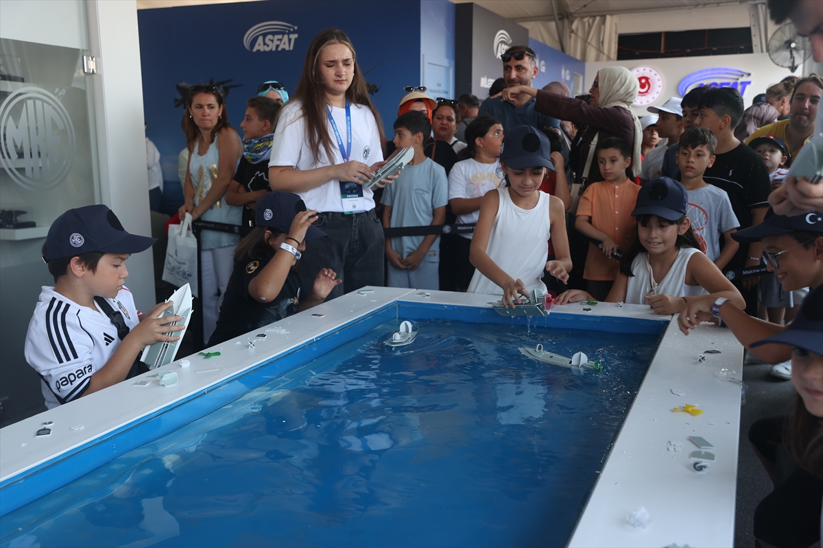 TEKNOFEST Mavi Vatan'da çocuklar PİRANA maketlerini yüzdürdü