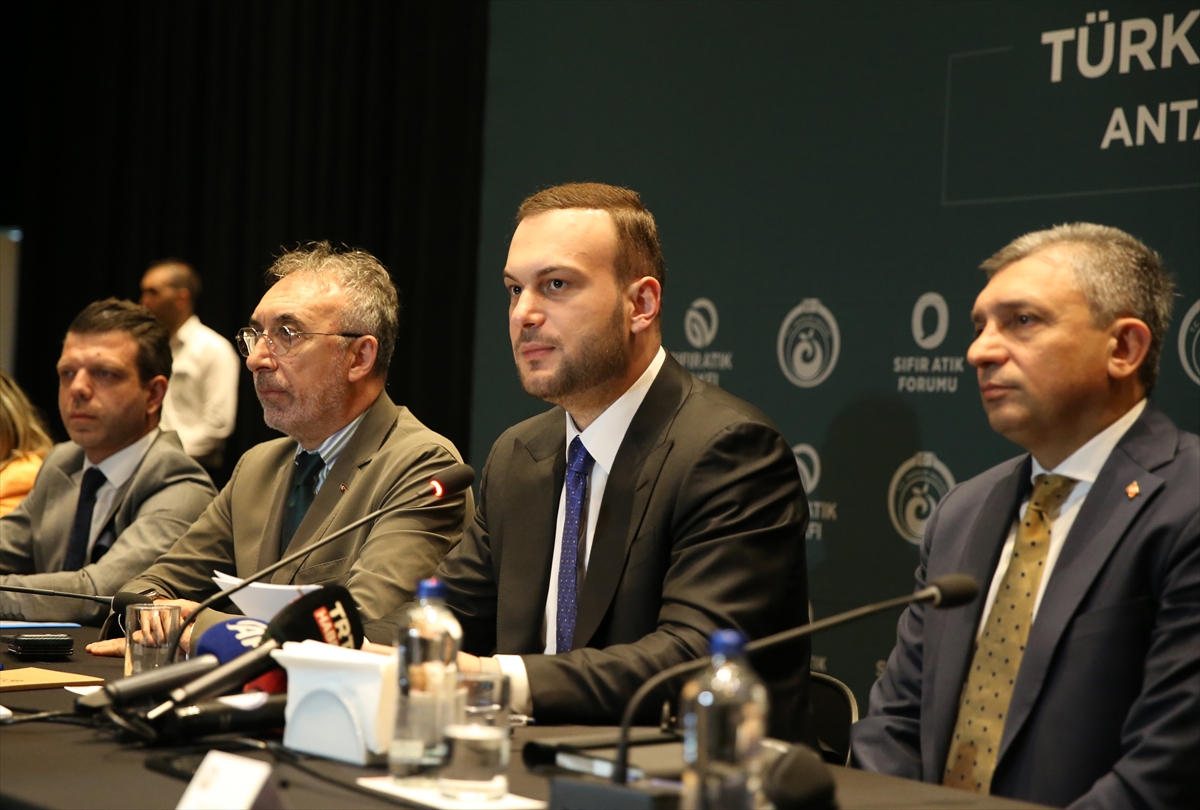 Vali Hulusi Şahin: Akdeniz'deki plastik kirliliği büyük sorun