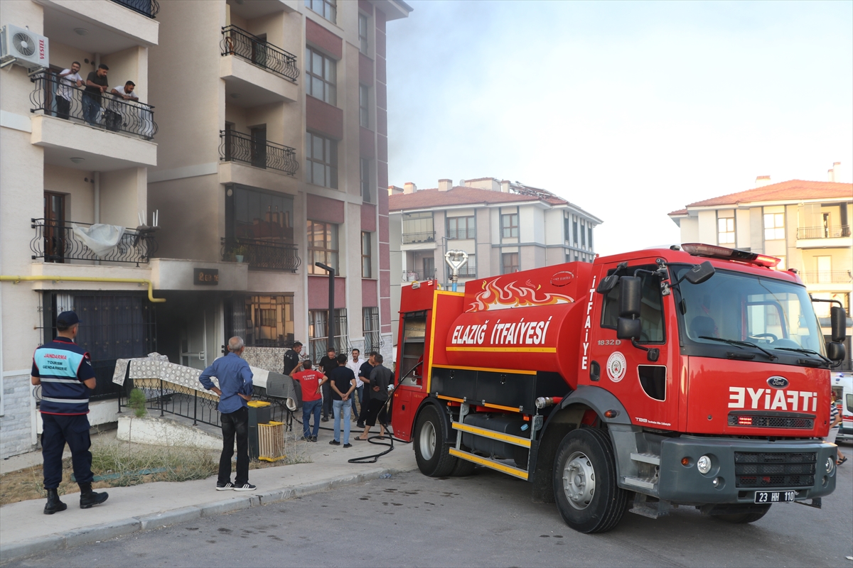 Elazığ'da apartman dairesinde çıkan yangında 12 kişi dumandan etkilendi