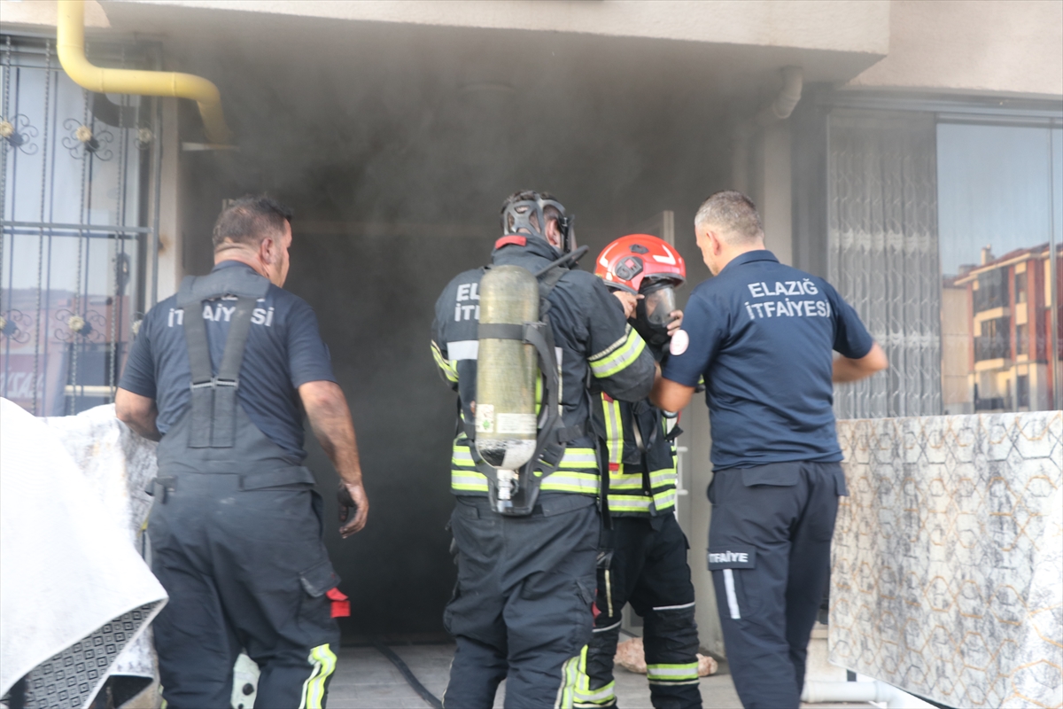 Elazığ'da apartman dairesinde çıkan yangında 12 kişi dumandan etkilendi