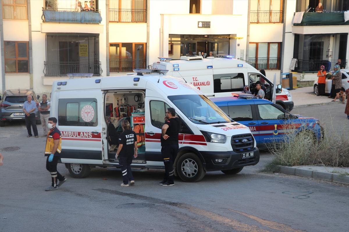 Elazığ'da apartman dairesinde çıkan yangında 12 kişi dumandan etkilendi