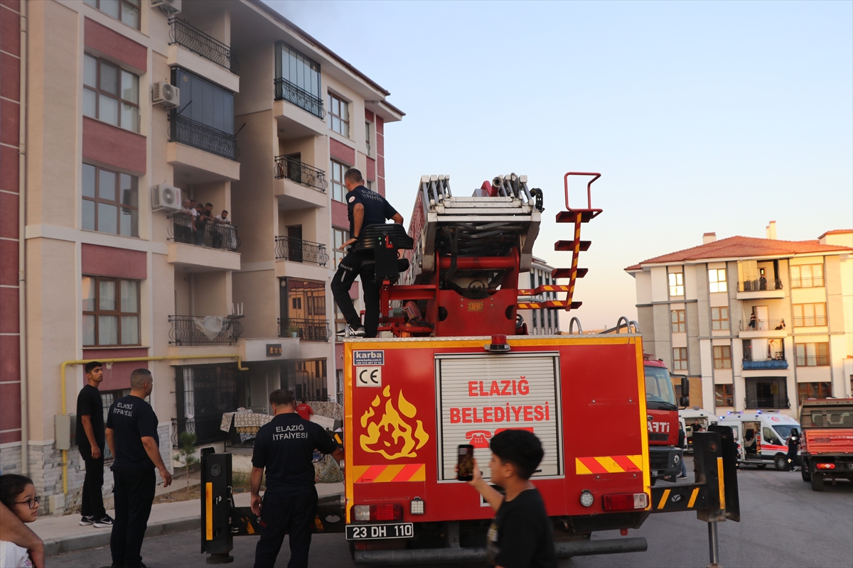 Elazığ'da apartman dairesinde çıkan yangında 12 kişi dumandan etkilendi