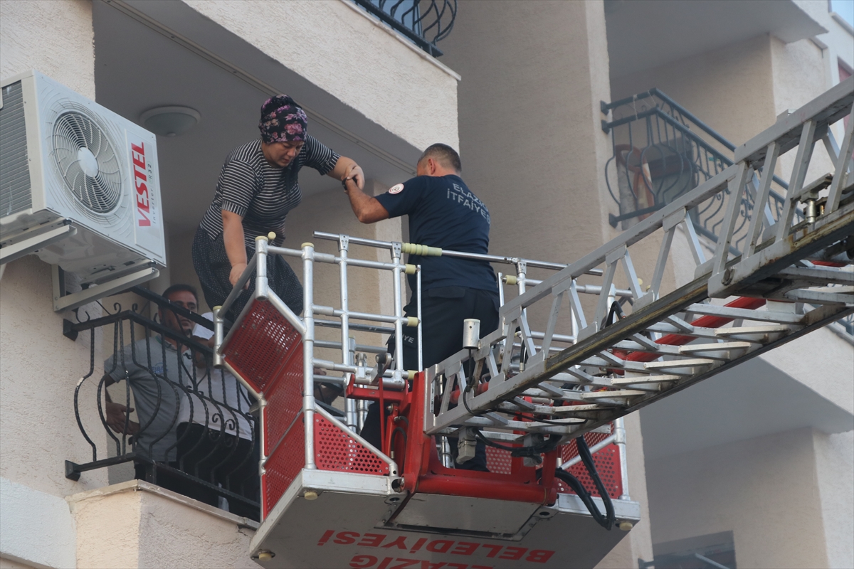 Elazığ'da apartman dairesinde çıkan yangında 12 kişi dumandan etkilendi