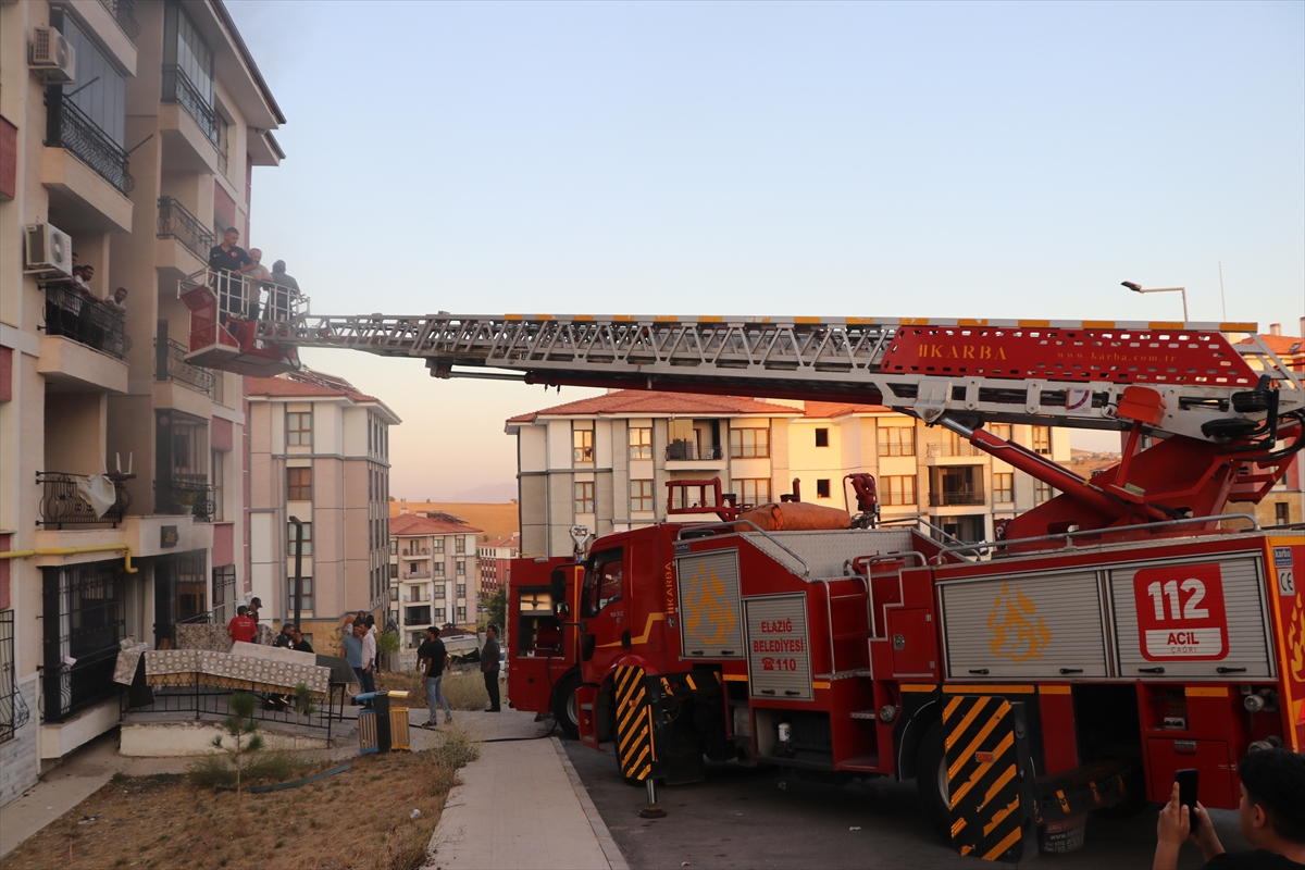 Elazığ'da apartman dairesinde çıkan yangında 12 kişi dumandan etkilendi