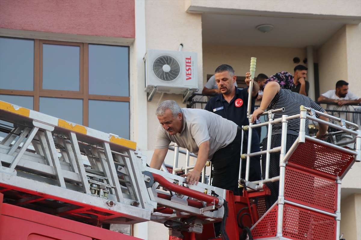 Elazığ'da apartman dairesinde çıkan yangında 12 kişi dumandan etkilendi