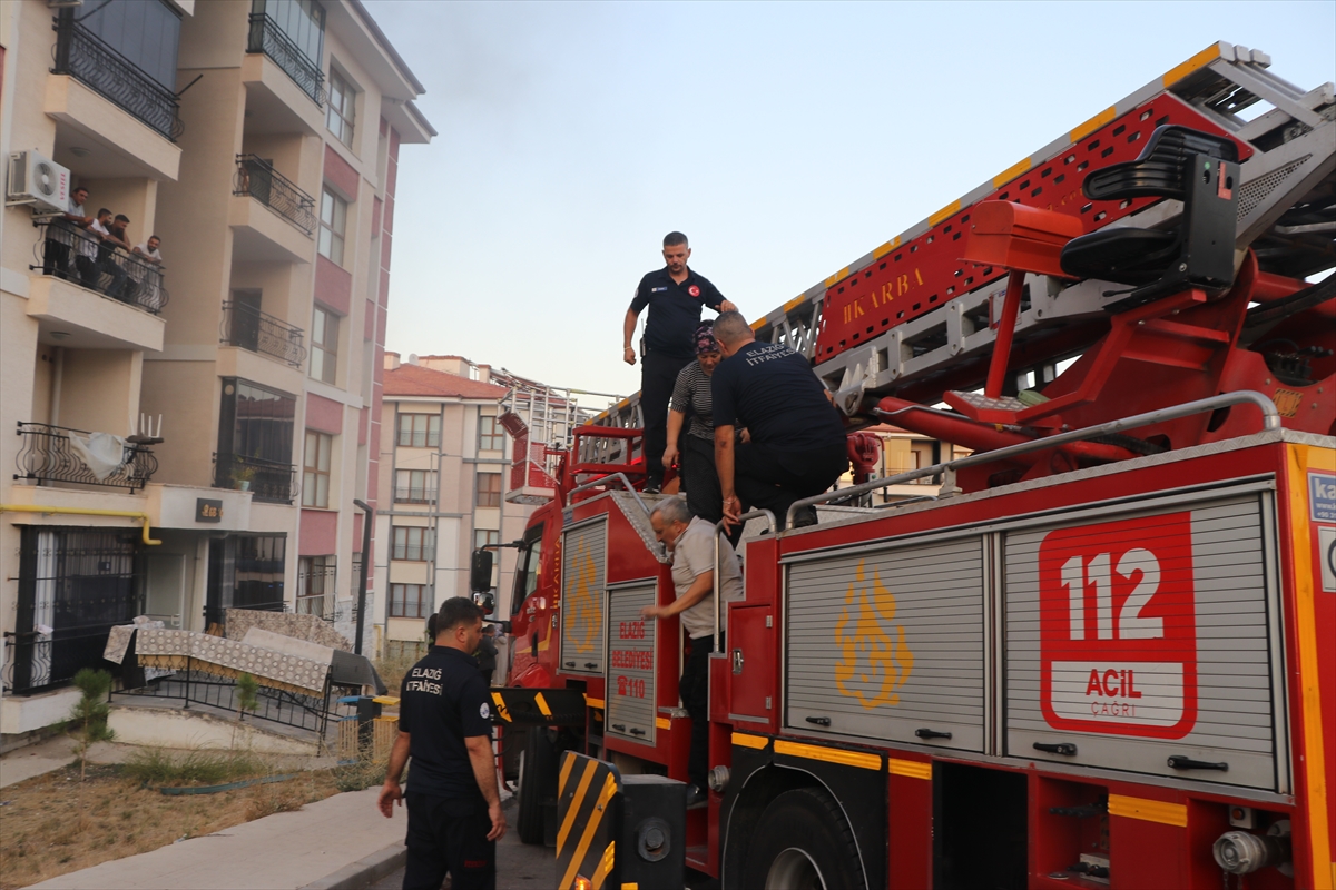 Elazığ'da apartman dairesinde çıkan yangında 12 kişi dumandan etkilendi