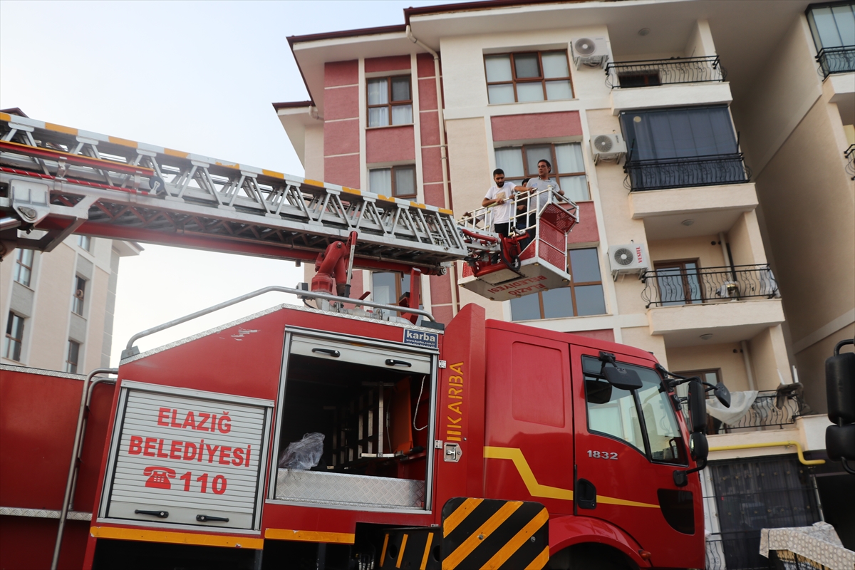 Elazığ'da apartman dairesinde çıkan yangında 12 kişi dumandan etkilendi